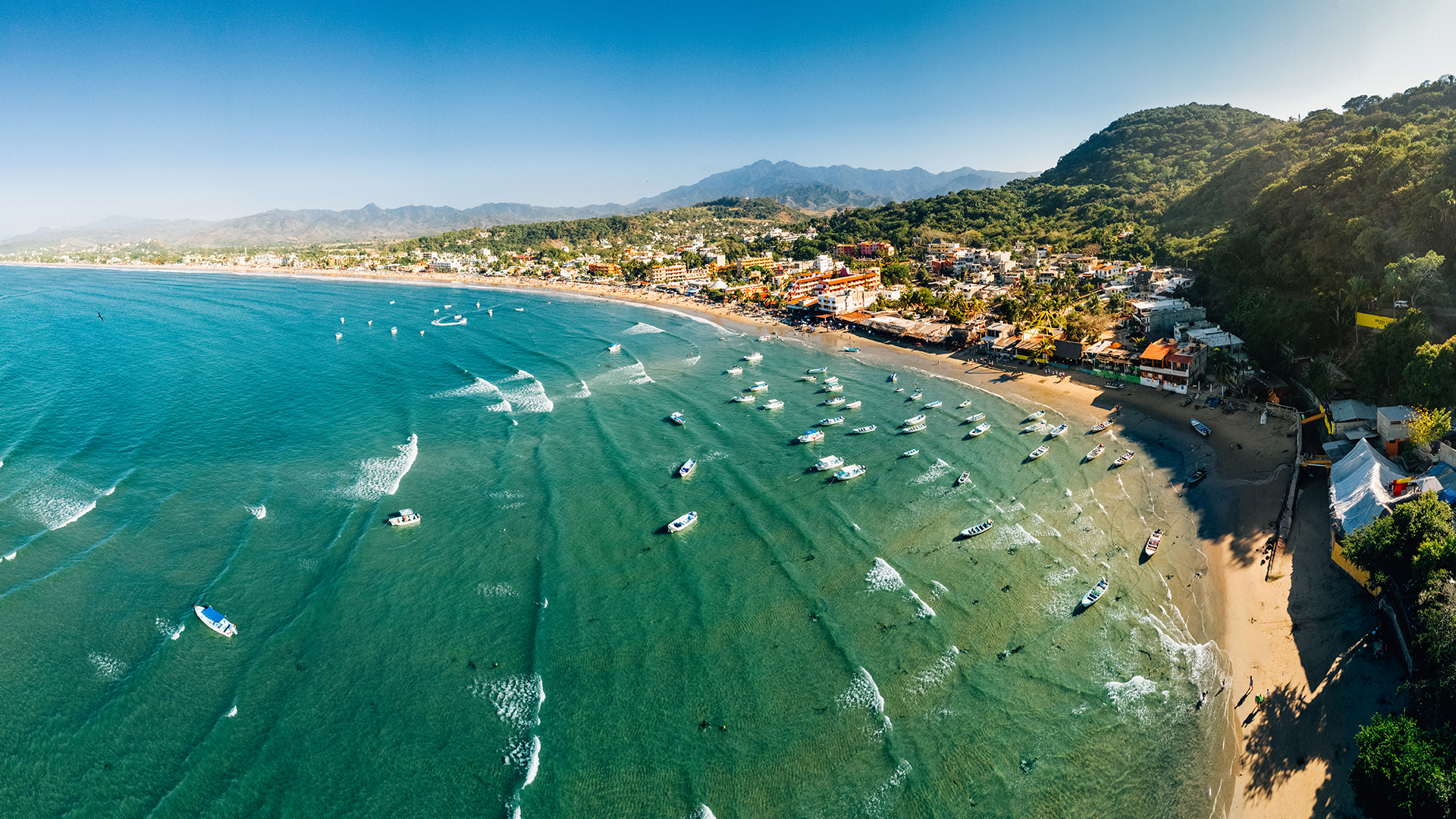 Lanchas a la orilla de la playa