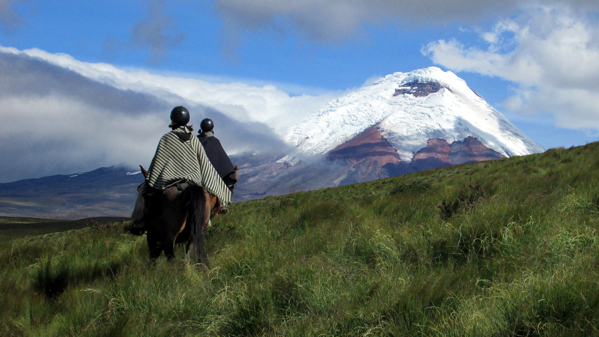 Paseo en caballo en las cordilleras 