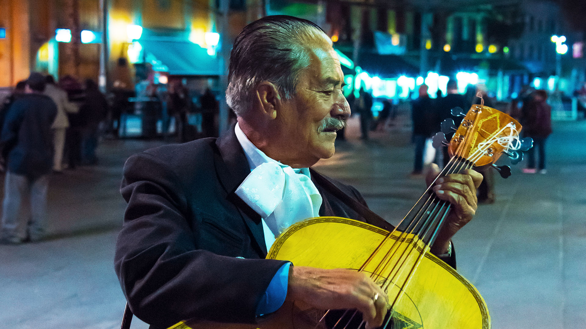Mariachi tocando guitarra