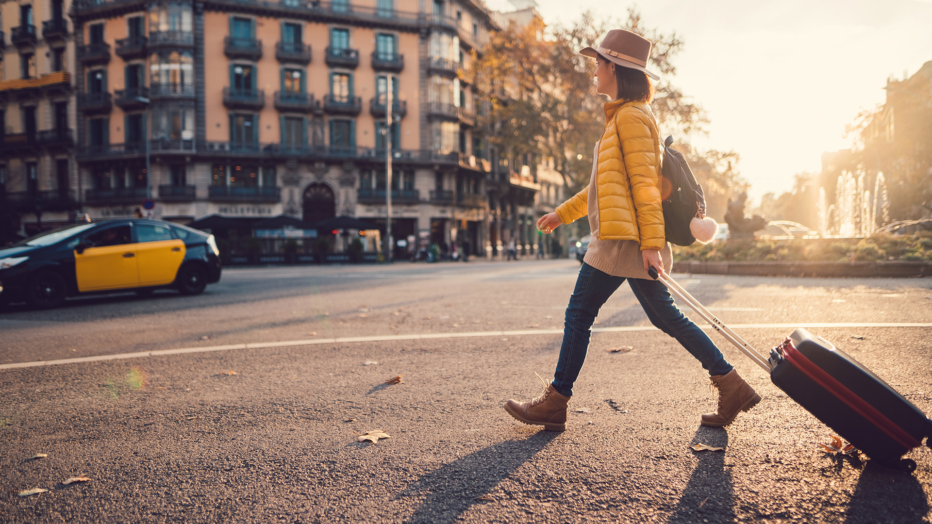 Mujer caminando con su maleta