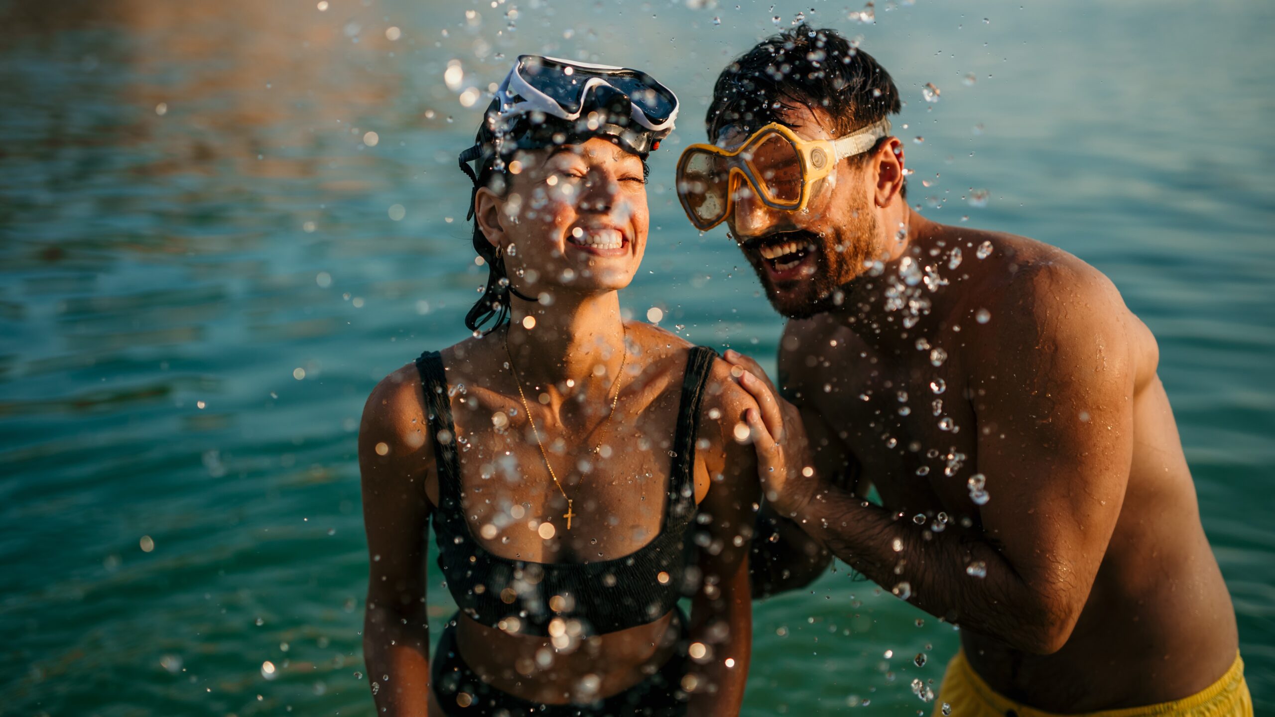 Pareja haciendo esnorquel