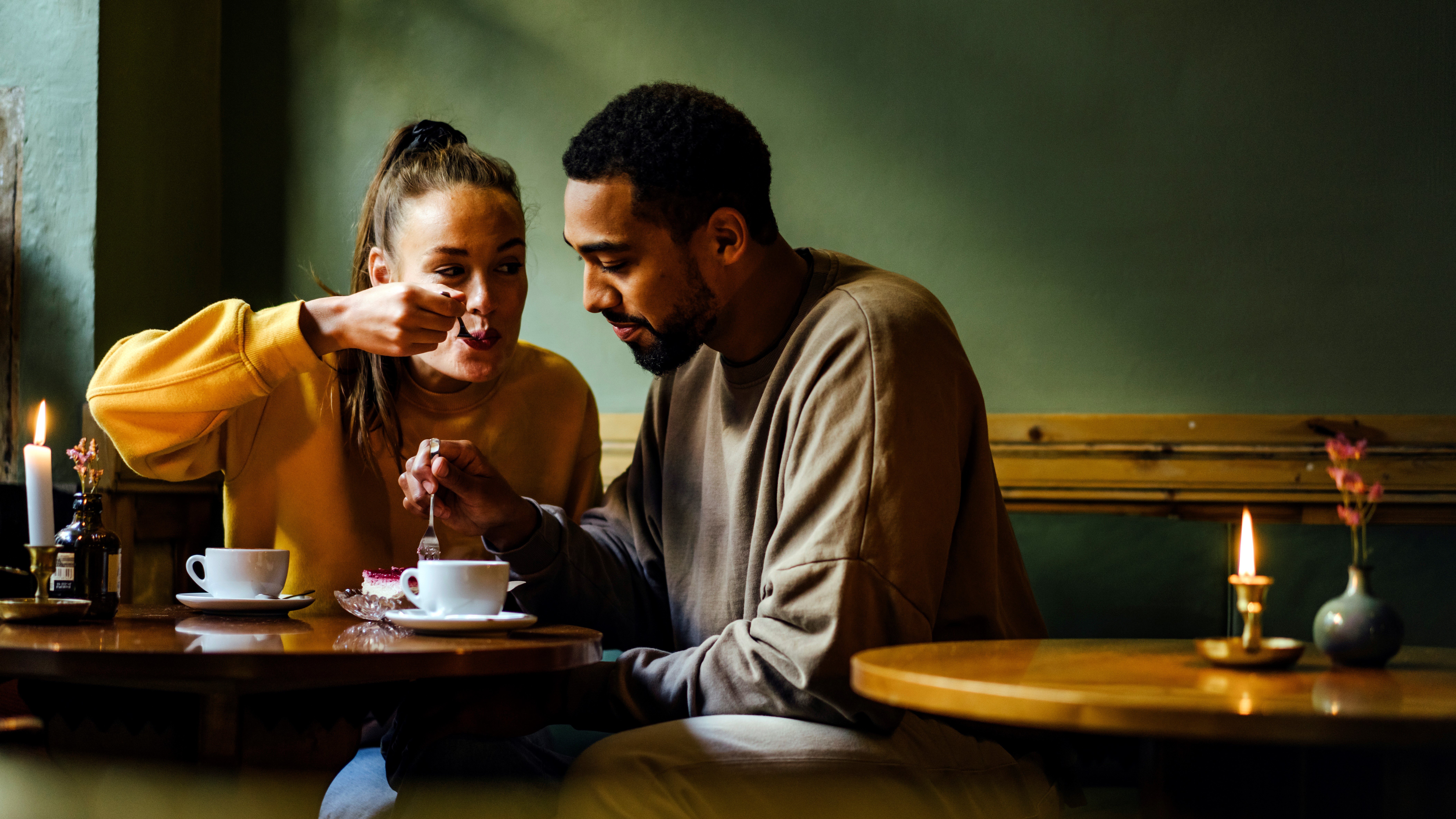 Pareja tomando café