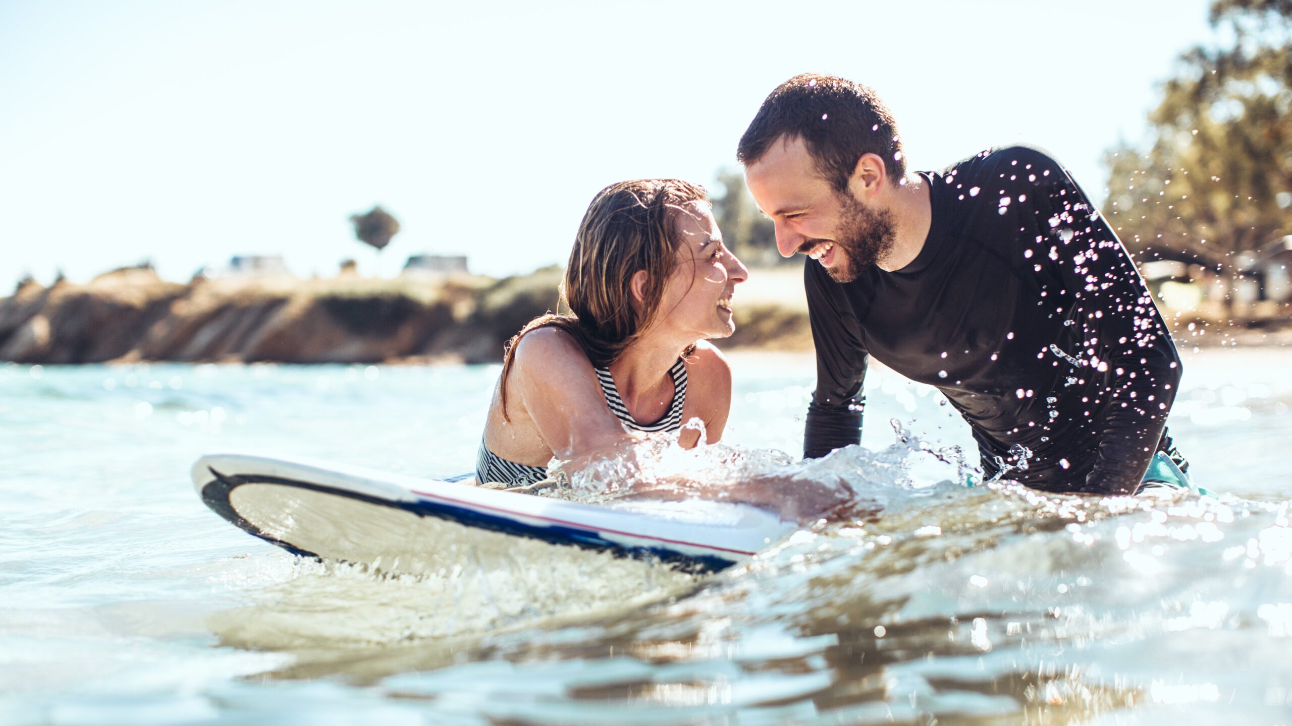 Pareja practicando surf
