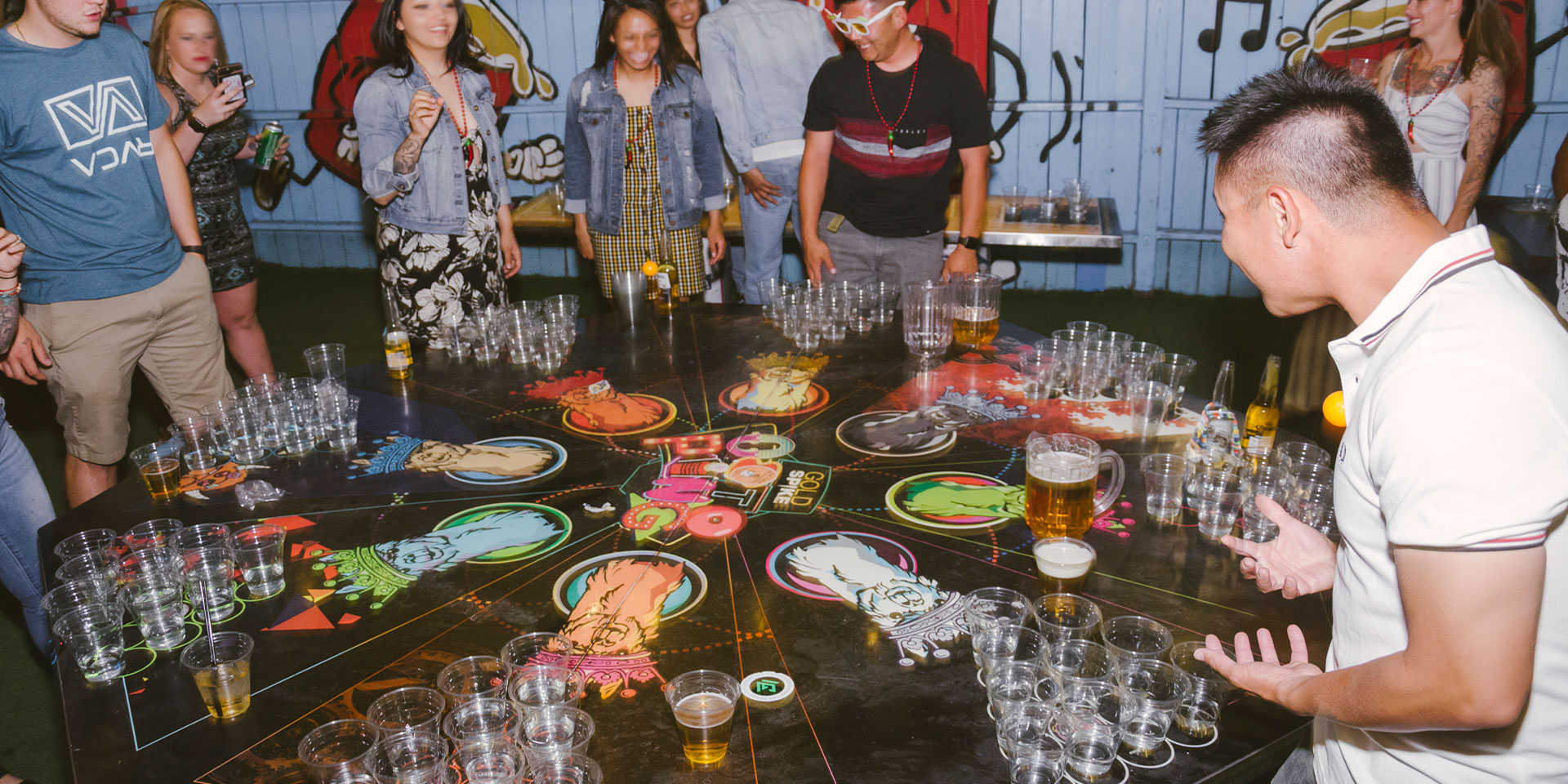 Mesa de beer pong en el Gold Spike