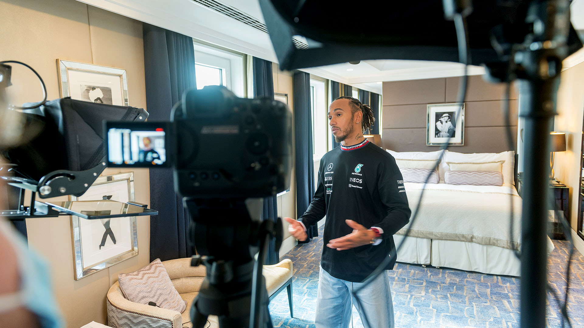 Lewis Hamilton dando entrevista a Marriott Bonvoy