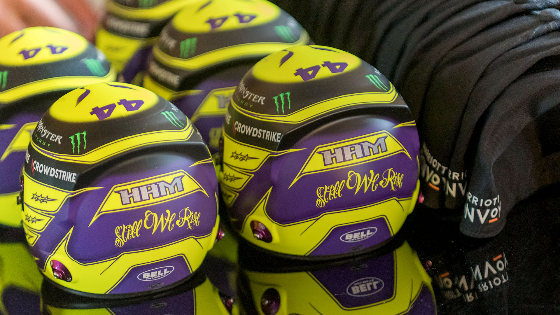 Souvenirs autográfeados por Lewis Hamilton