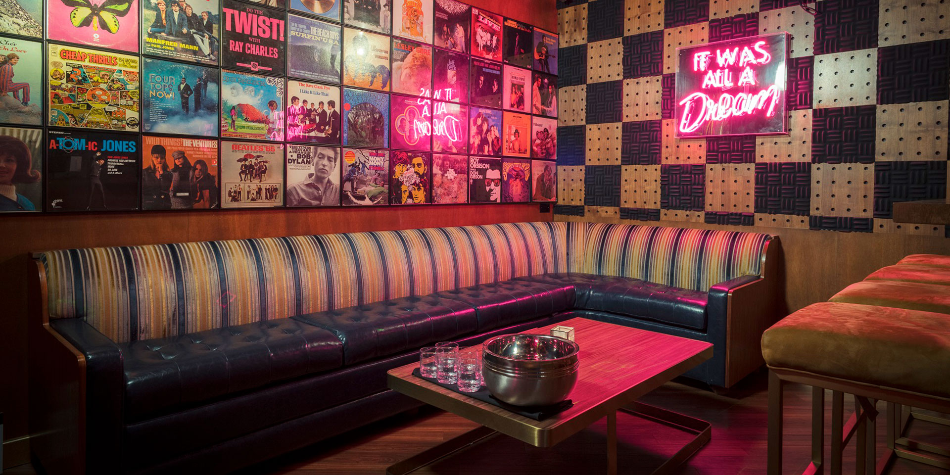 Interior del club "On the Record"