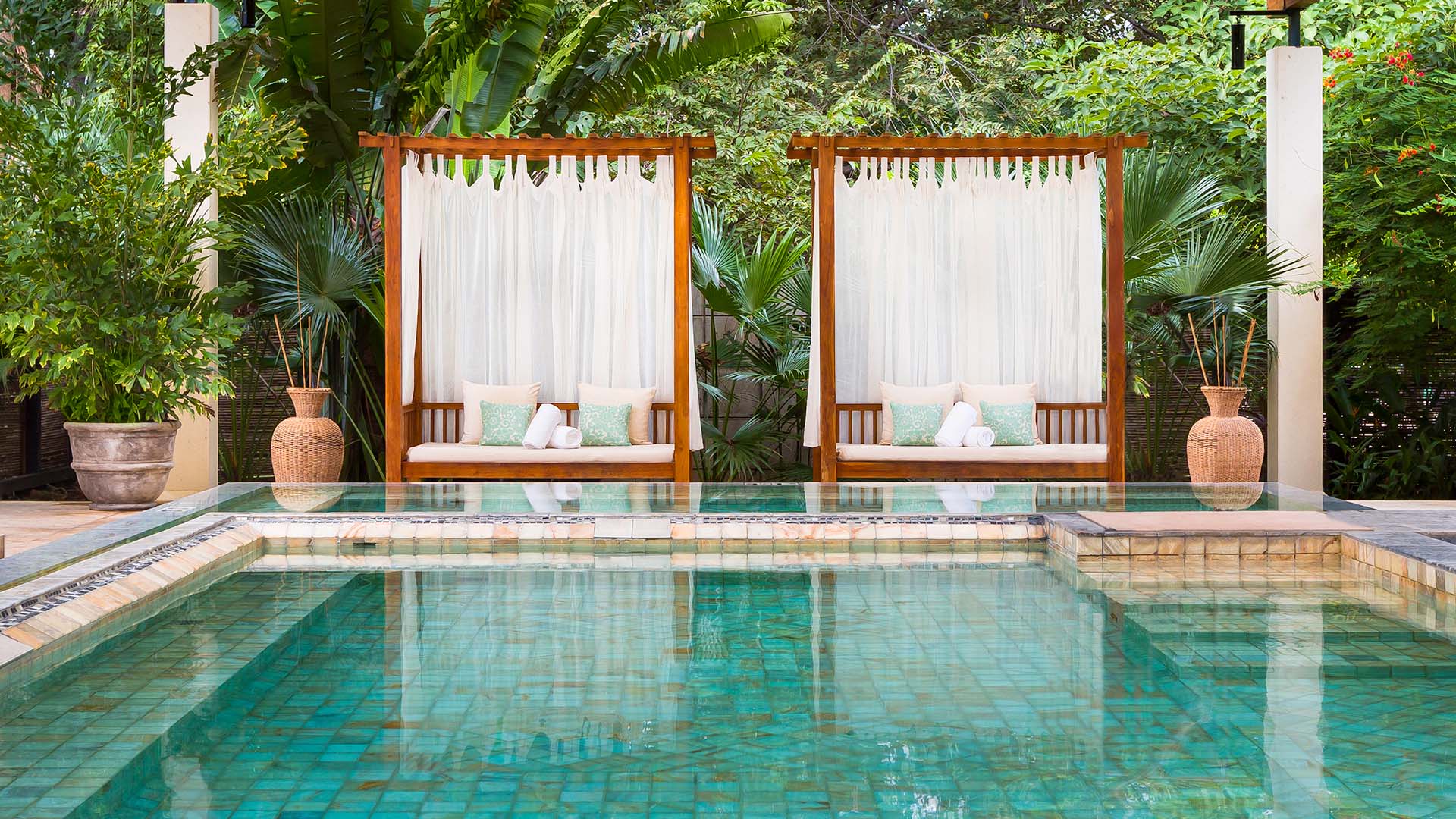 area de descanso a la orilla de la piscina. 