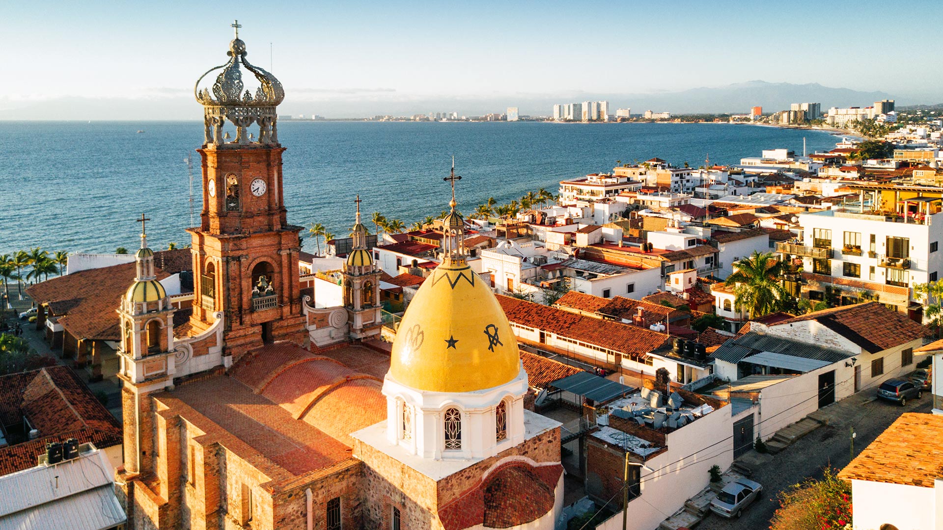 Cielo de la Basílica de Nuestra señora de Guadalupe en un dia soleado