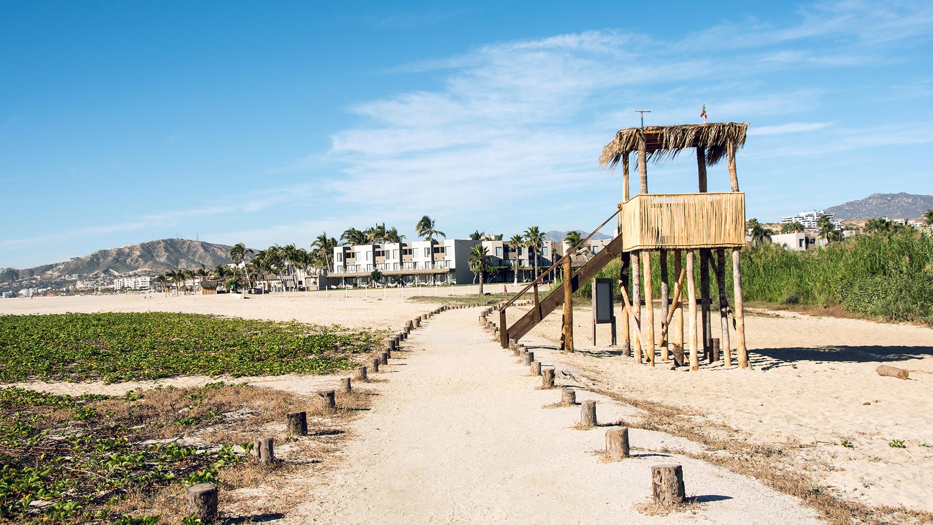 Estación de salvavidas a la orilla de la playa