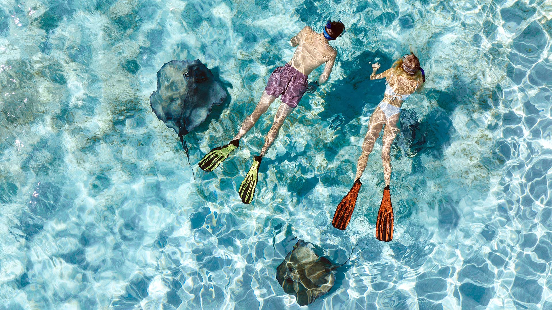 Pareja haciendo snorkel en stingray city