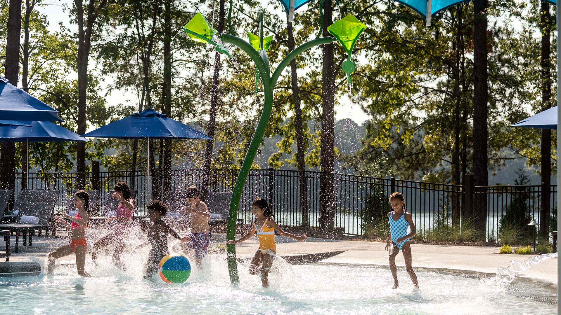 Niños jugando en la piscina