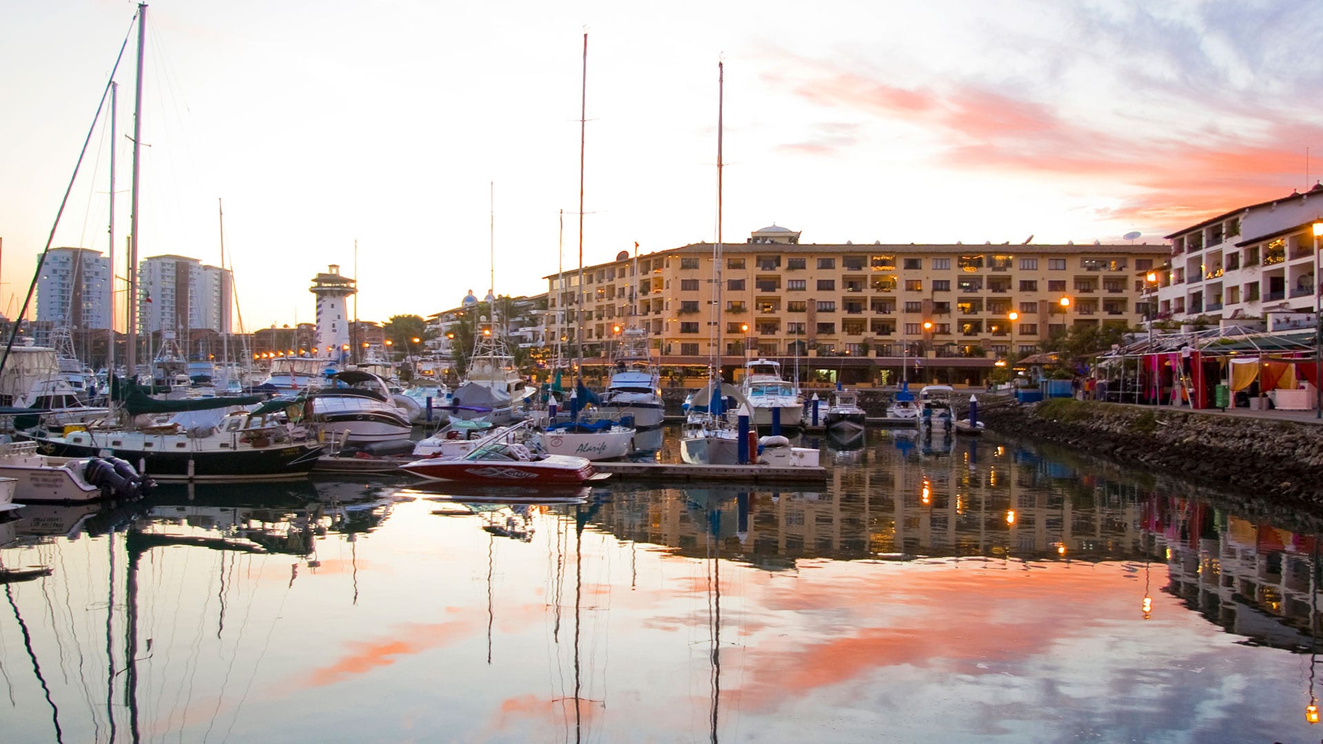 Muelle de Puerto Vallarta durante el atardecer