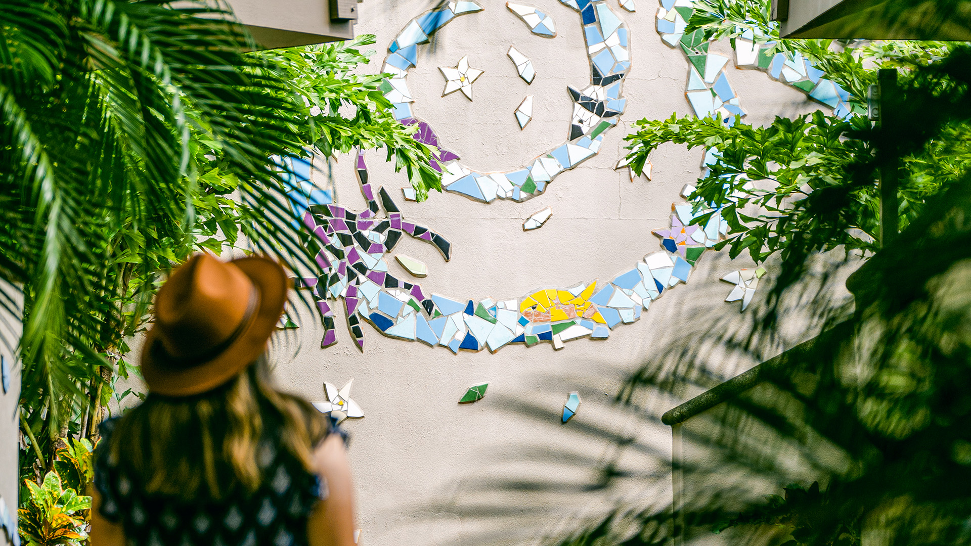 Mosaicos en las paredes del hotel