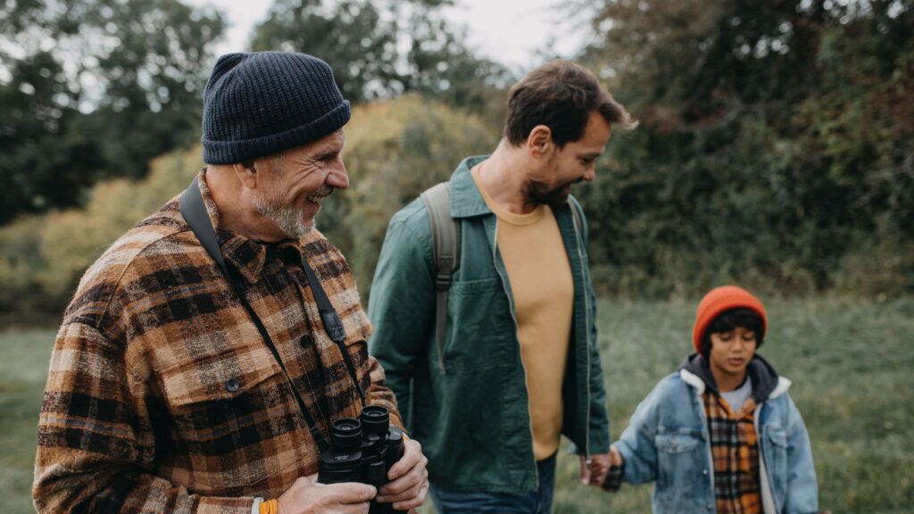 Caminata en la naturaleza con papá