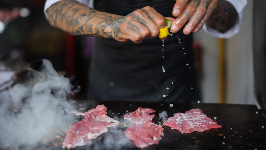 Chef preparando carne asada