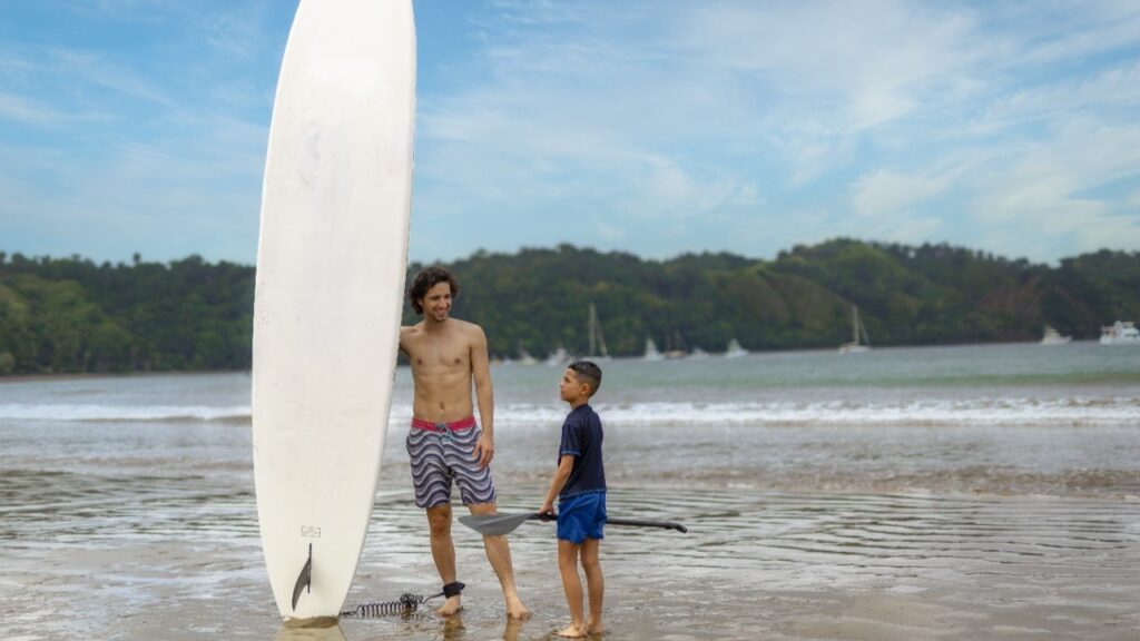 Padre e hijo surfeando