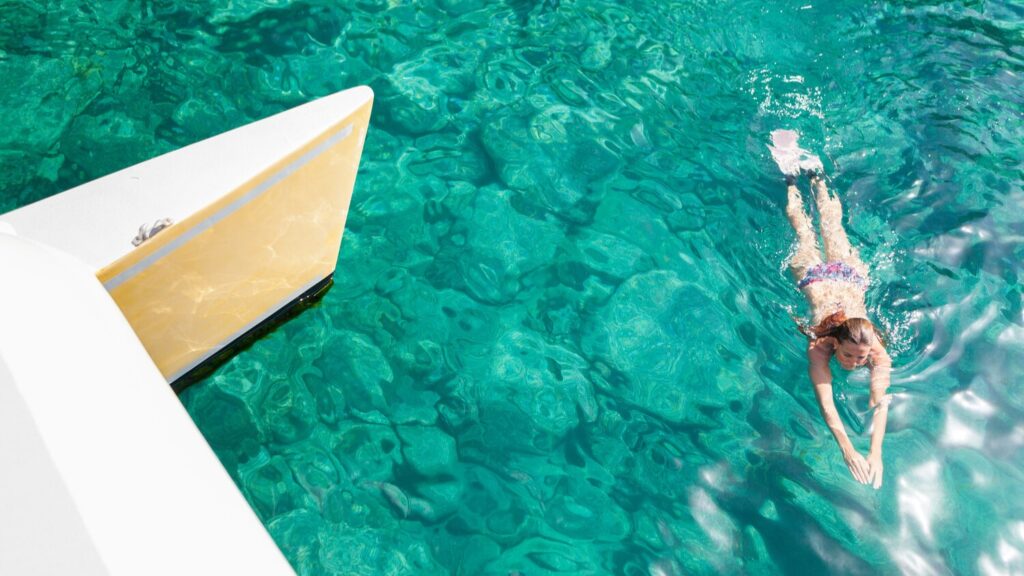 Nadando en la piscina