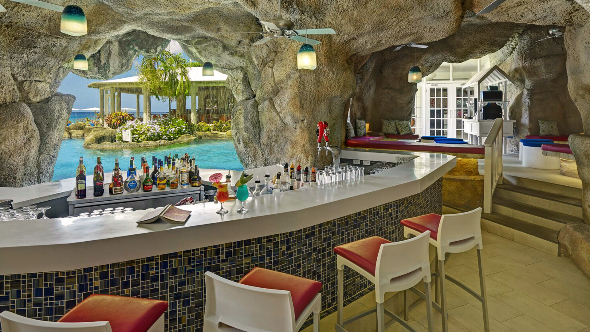 Bar tipo cueva a la orilla de la piscina