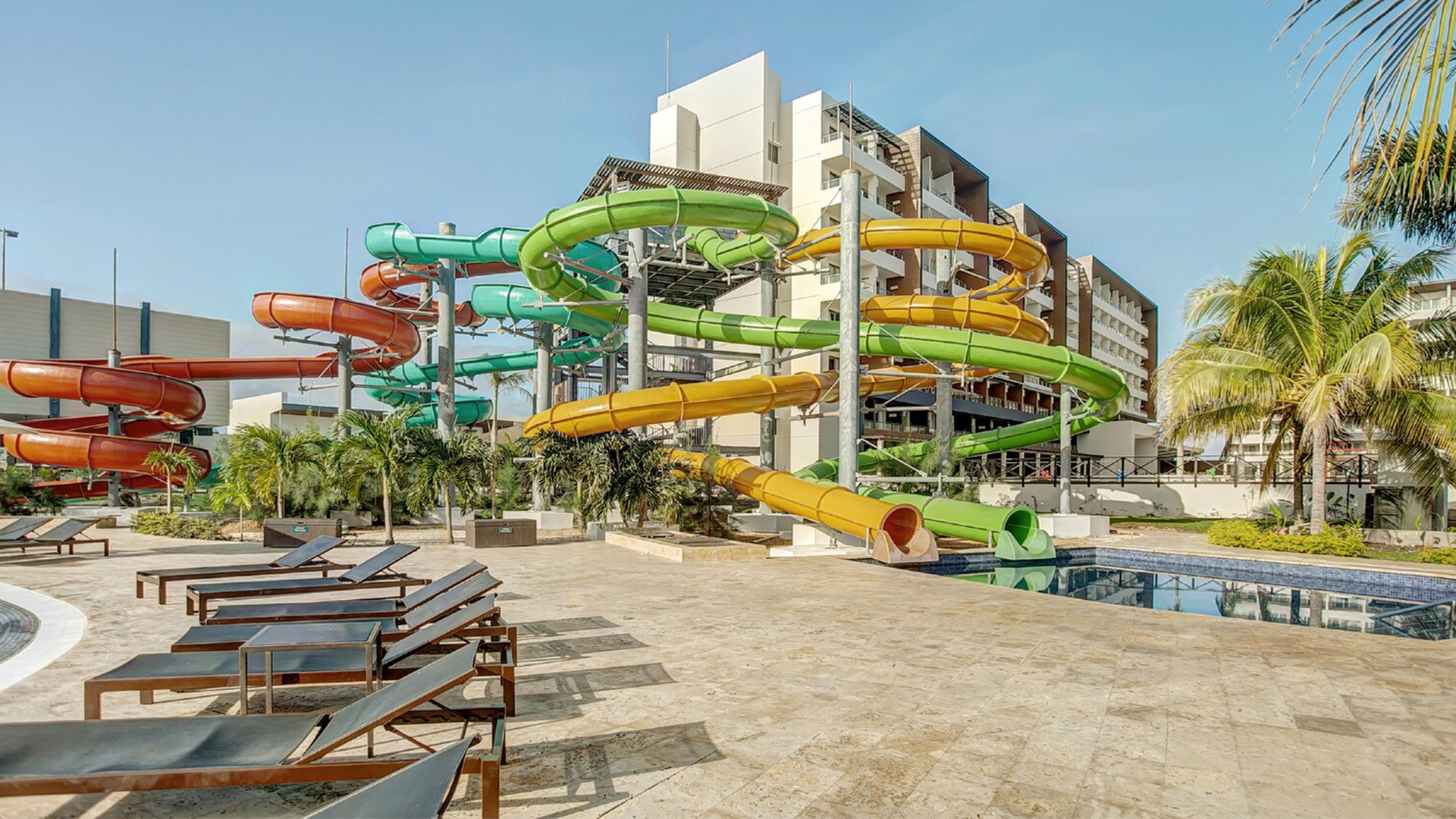 Variedad de toboganes en la alberca del Royalton
