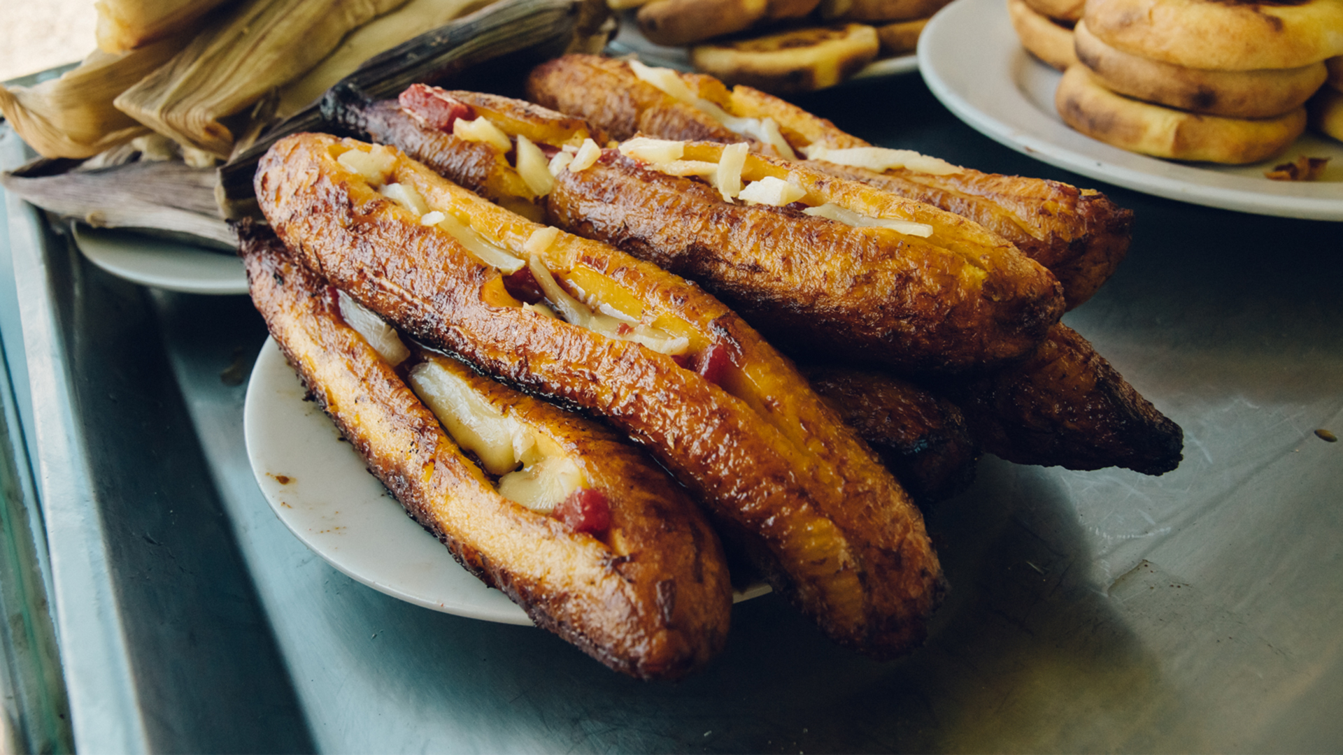 Plátano frito relleno de queso