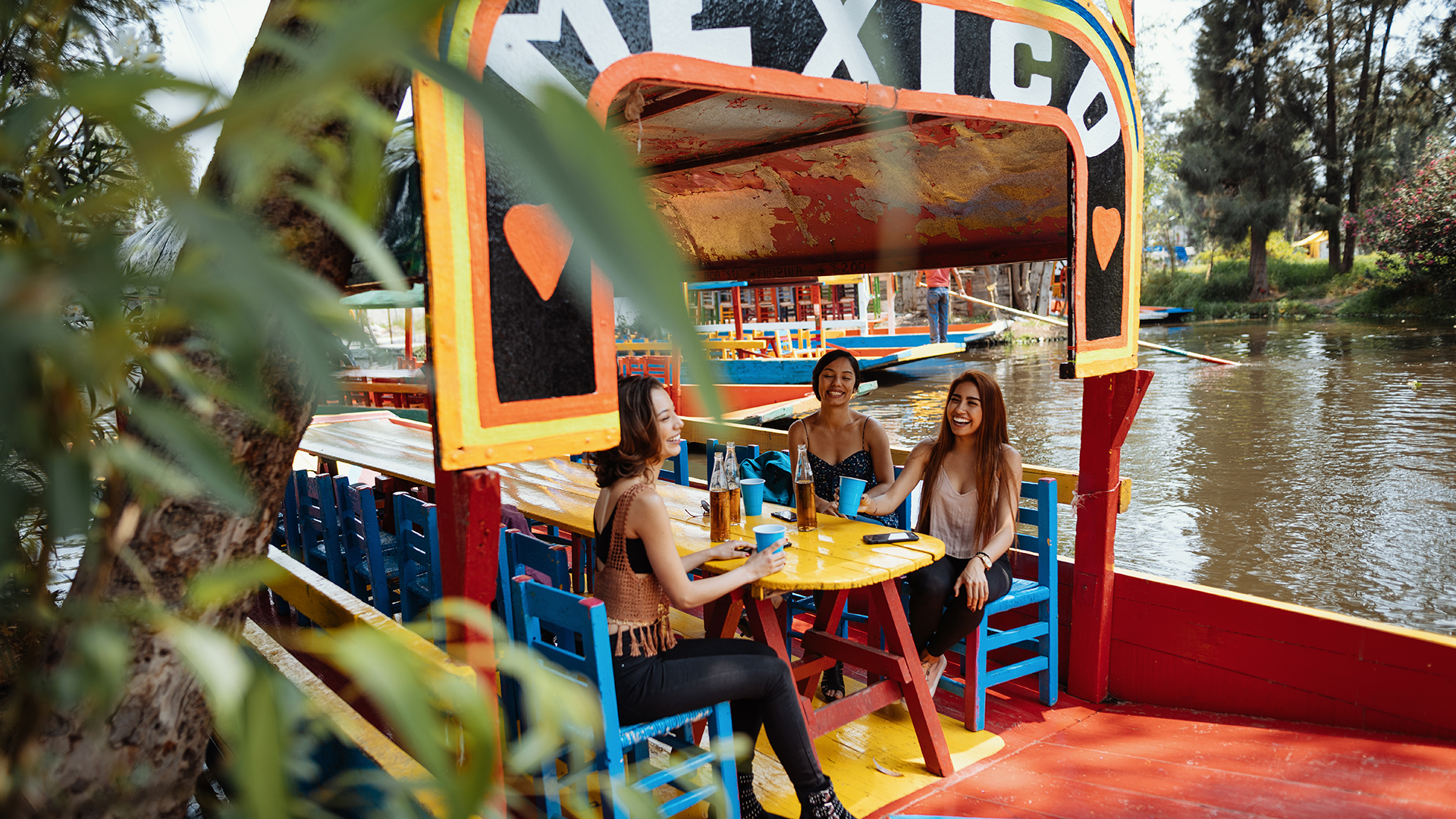 Disfruta de una bebida mientras navegas por el canal