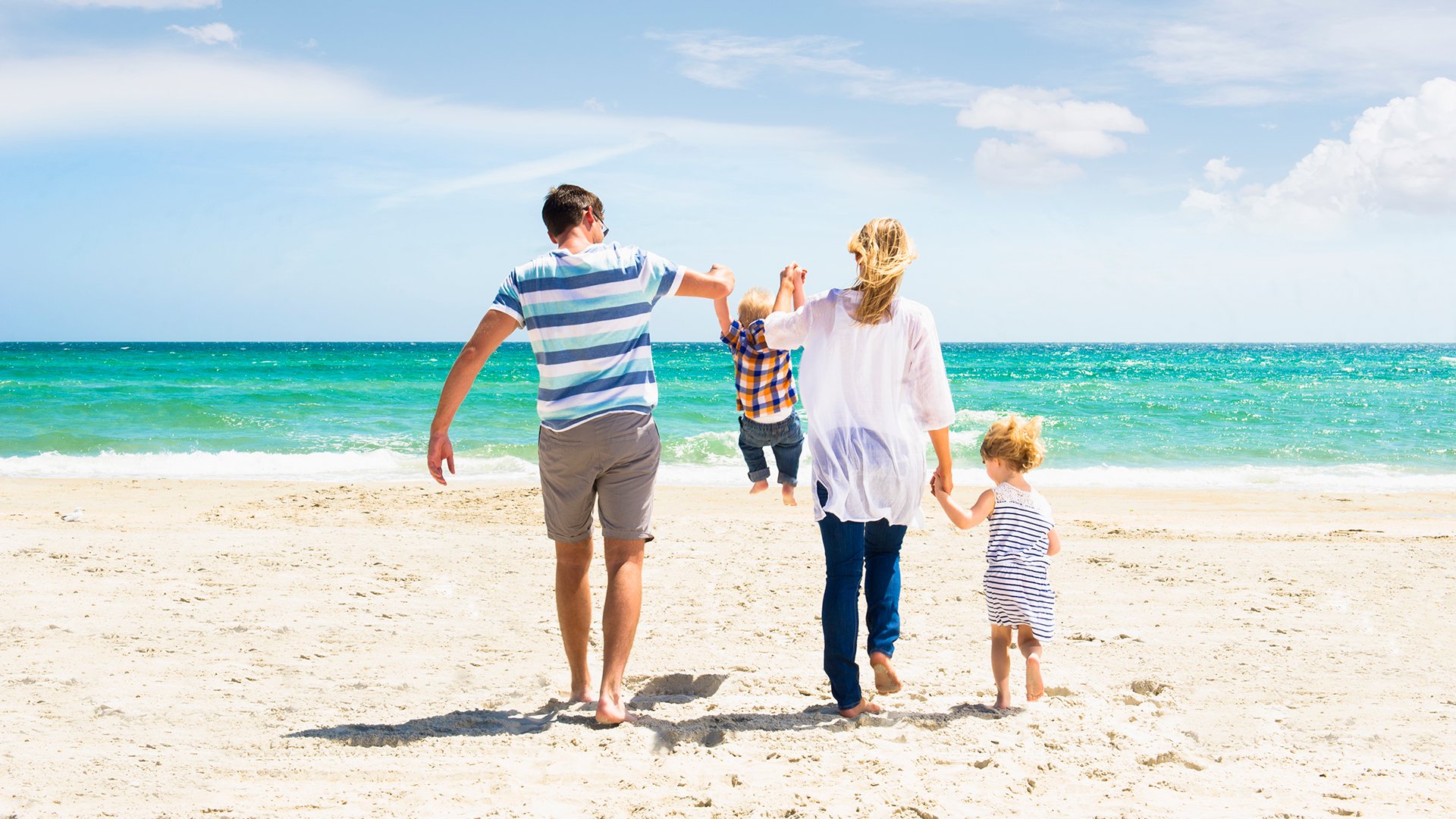 Familia de camino a la playa