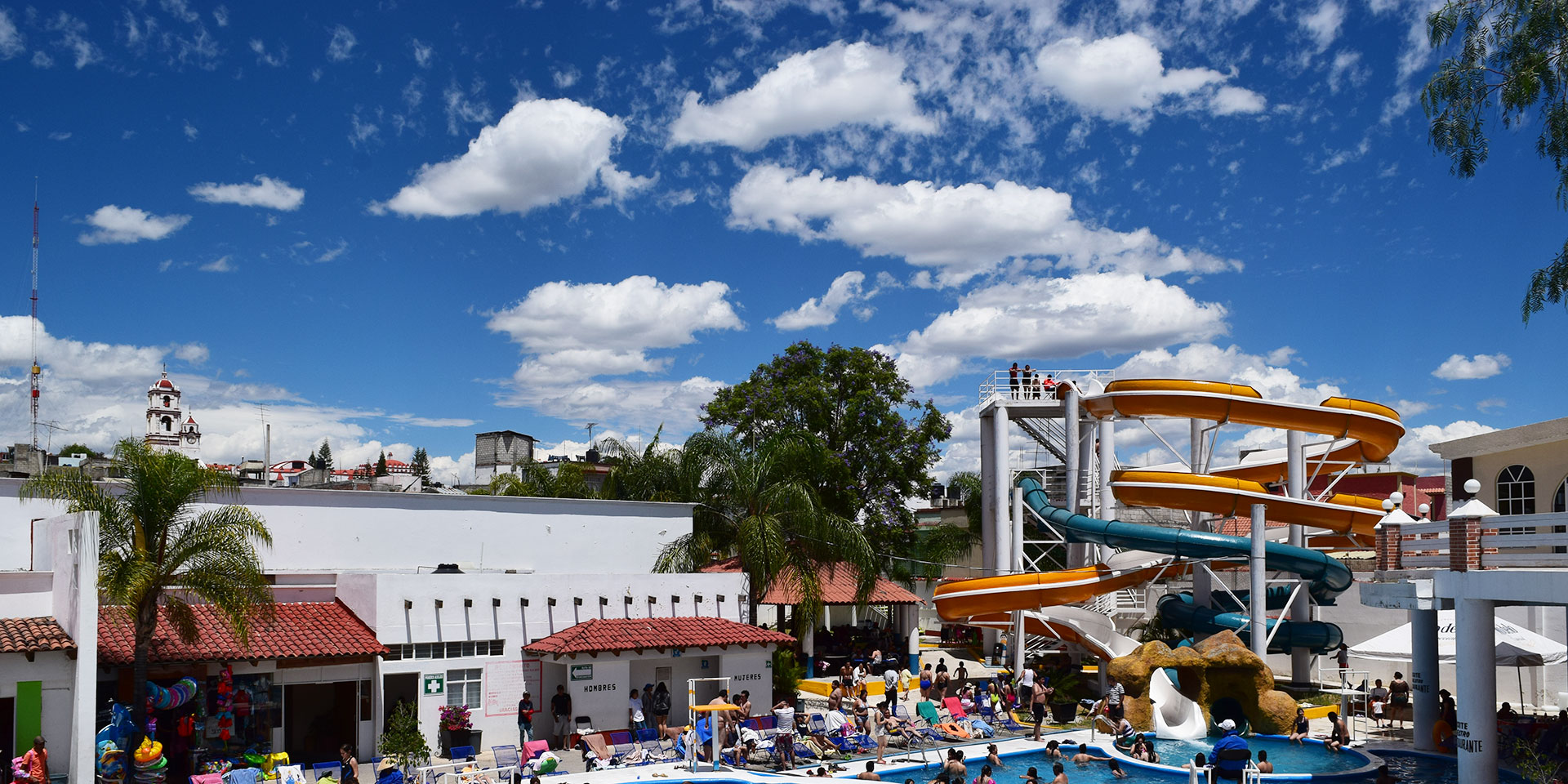 Albercas y toboganes del parque acuático Ixtapan