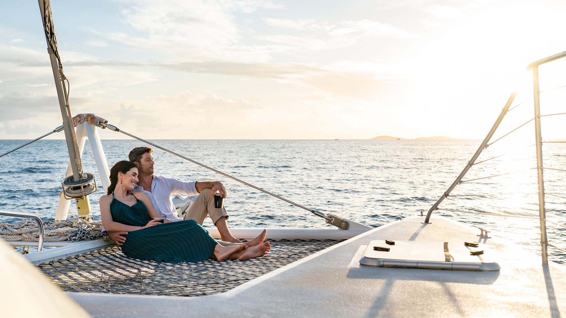 Pareja descansando en una embarcacion