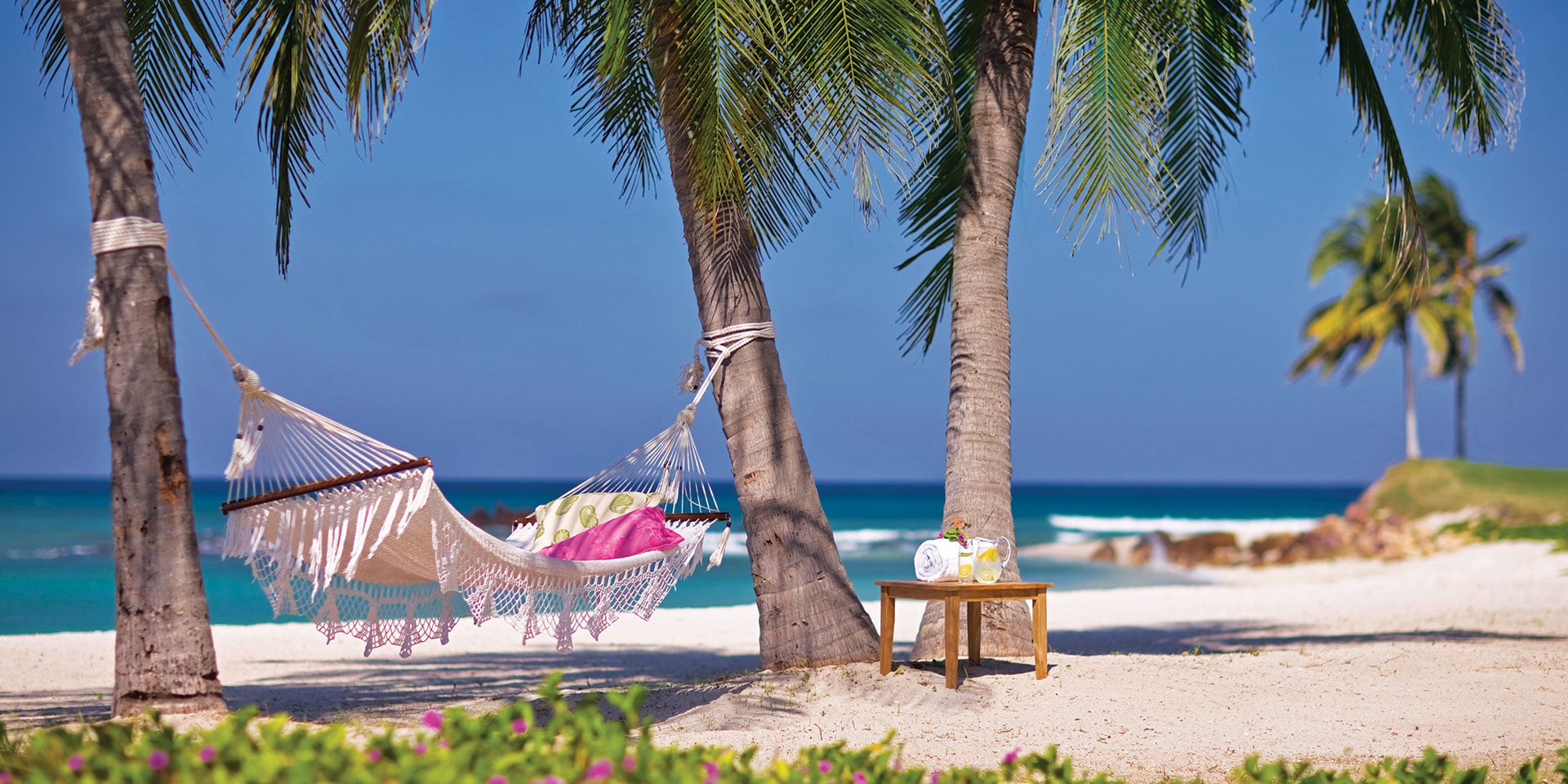 Hamaca en medio de la playa de St Regis Punta Mita