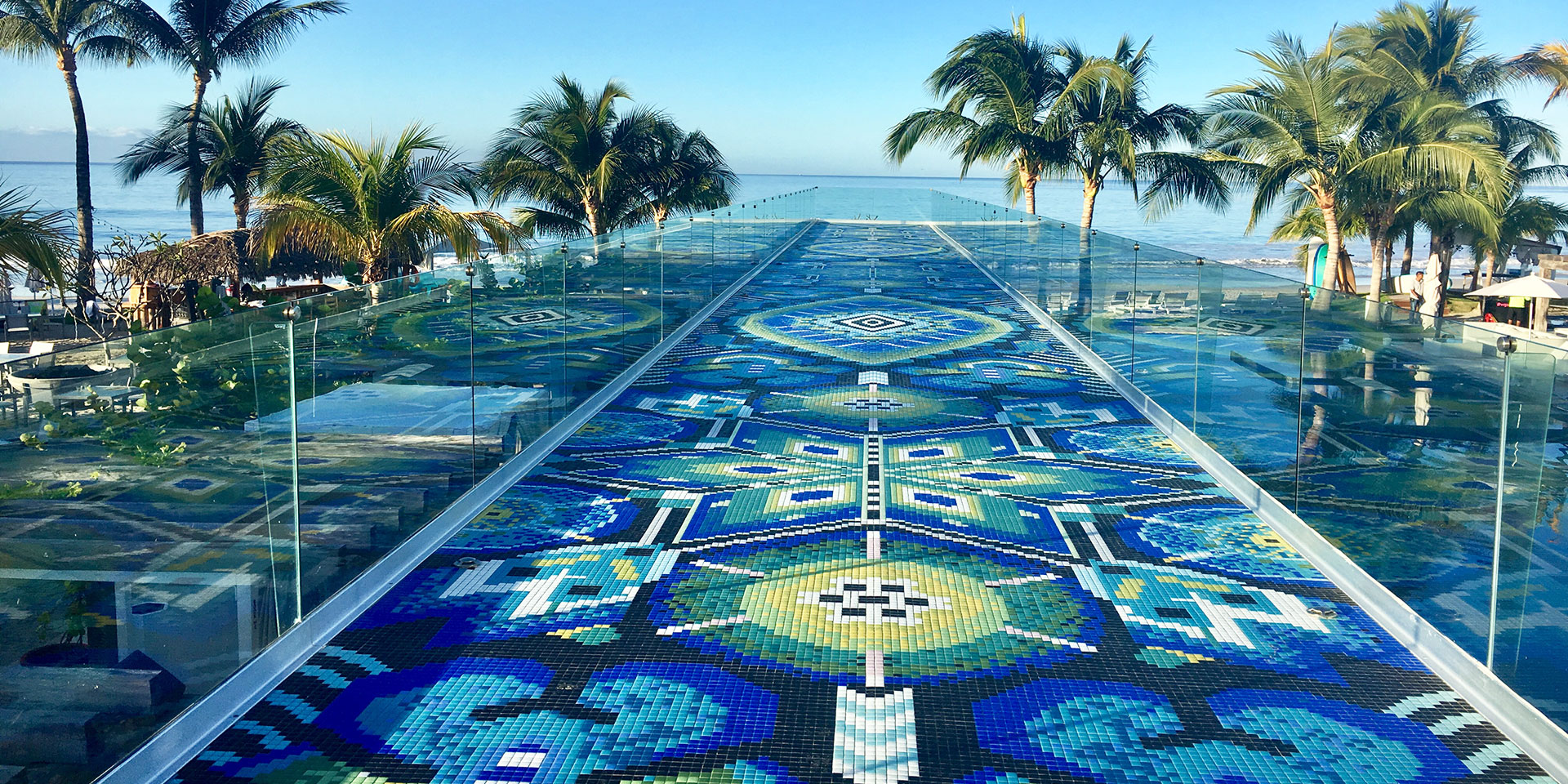 Asombrosa vista de los azulejos en la piscina del W Punta De Mita