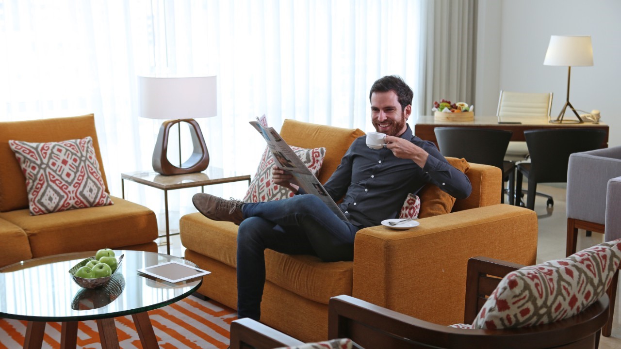 Tomando cafe en el Cali Marriott Hotel