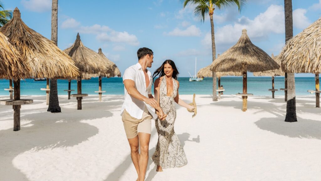 Pareja caminando en la playa
