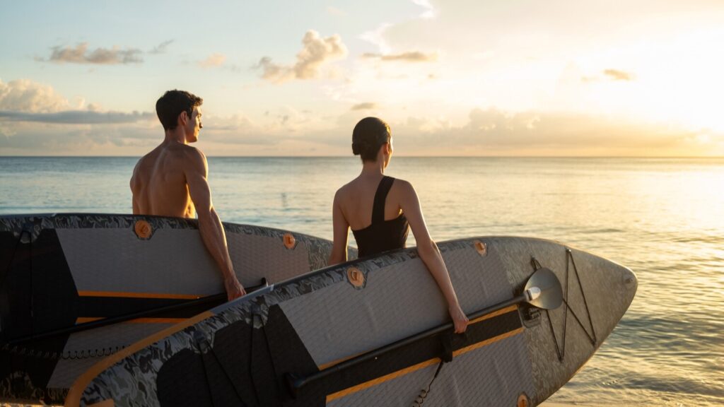 Pareja con tablas de surf