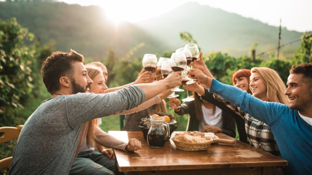 Vino y quesos con amigos