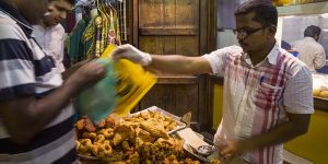 UAE cheap eats pakoras meena bazaar dubai