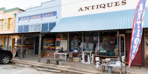 Step from antique housewares to modern lunch fares in Smithville. (Photo: Nicole Mlakar)