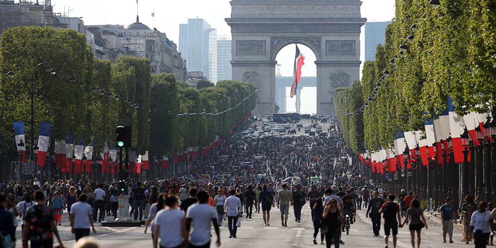 The One Day People Replace Cars on the Champs-Elysees in Paris