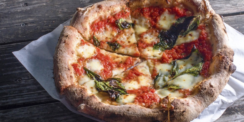 travel in italy pizza in naples
