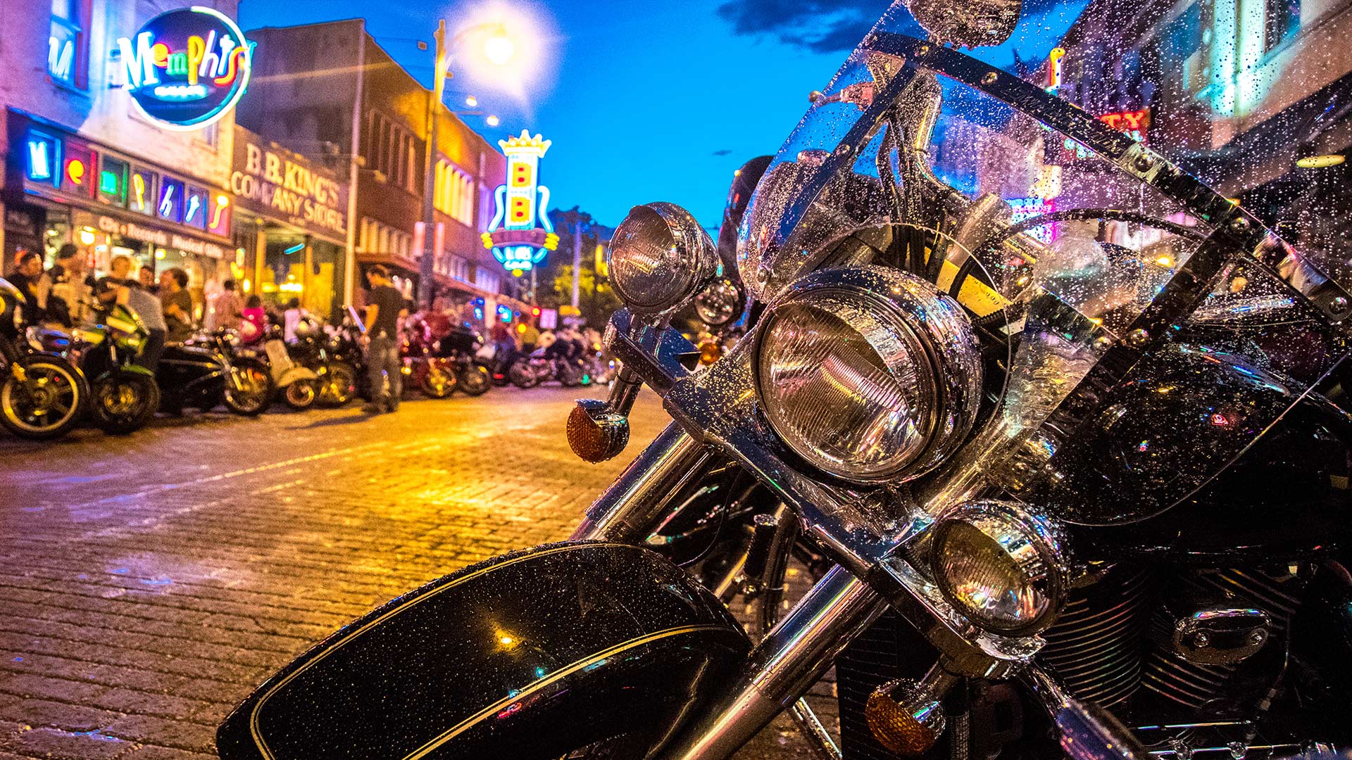 motorcycles outside bars in memphis