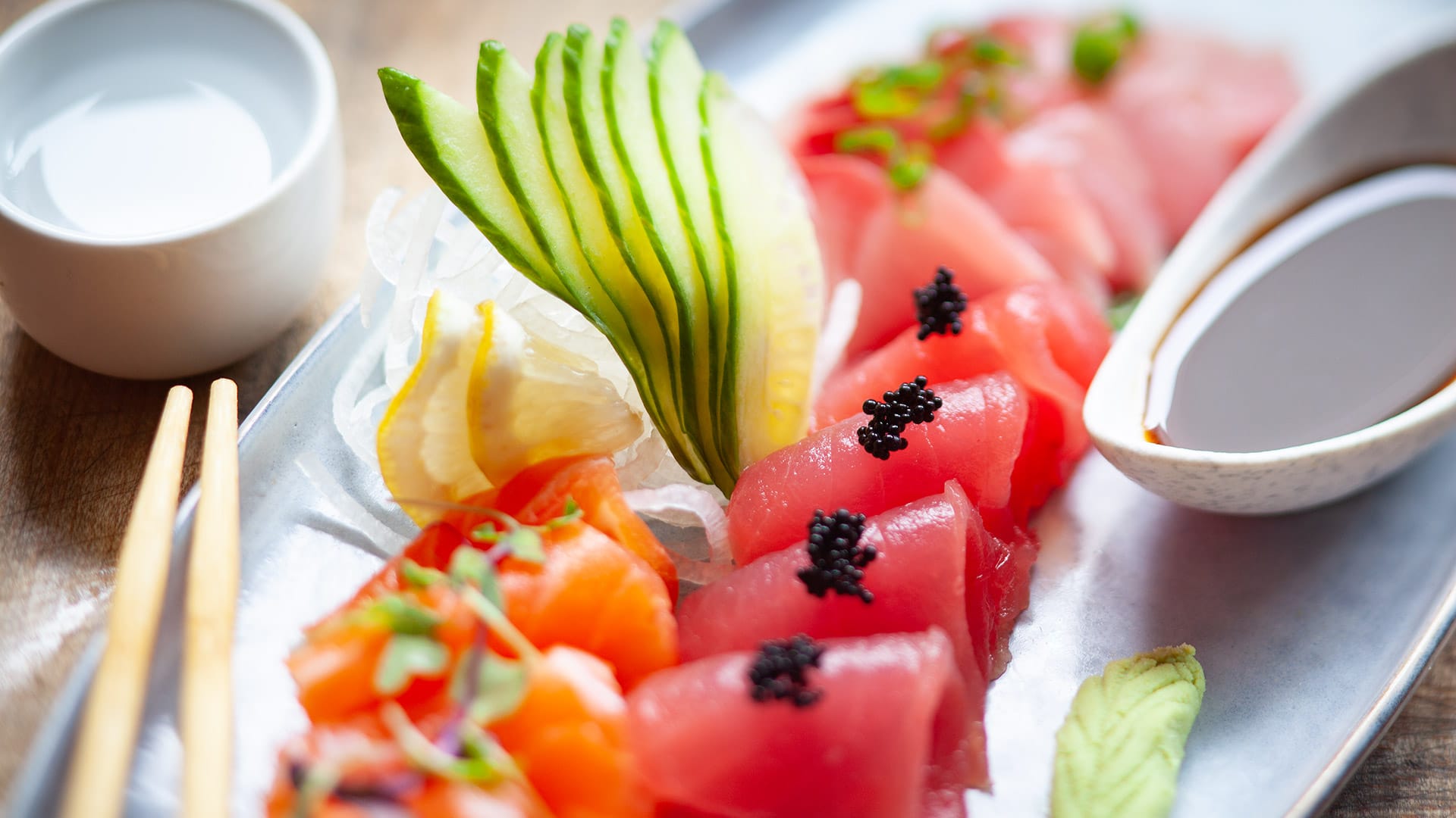 Fresh tuna sashimi with roe and soy sauce