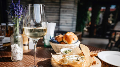 wine-and-cheese-pairing-outdoors