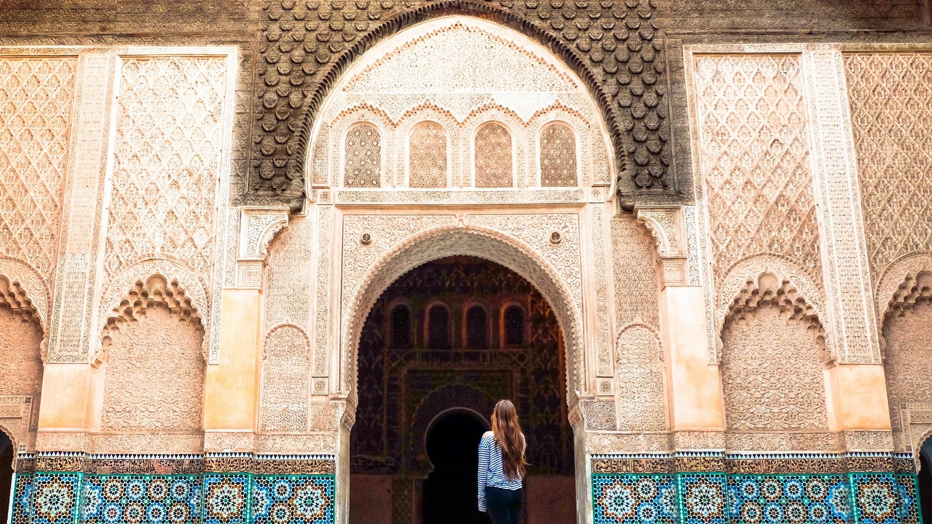 solo female traveler looking at colorful building in Marrakech