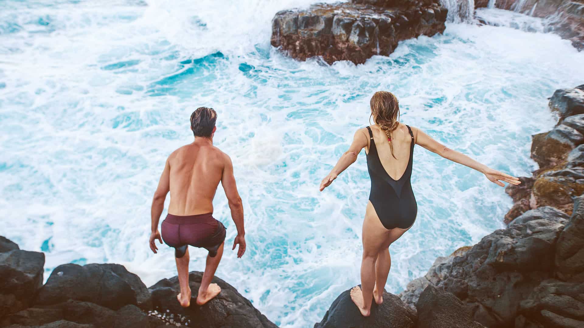couple jumping off cliffs in kauai