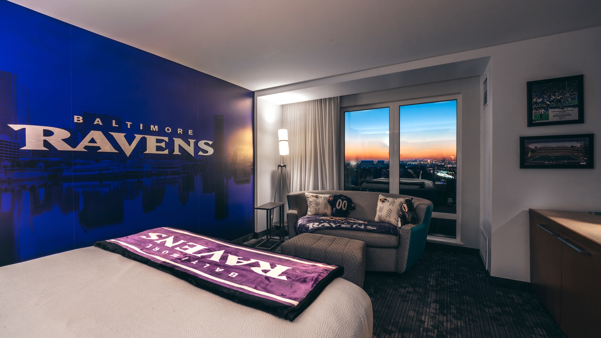 baltimore ravens-themed hotel room at the courtyard