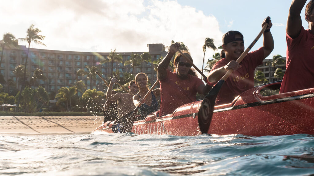 guests kayaking at the westin maui resort